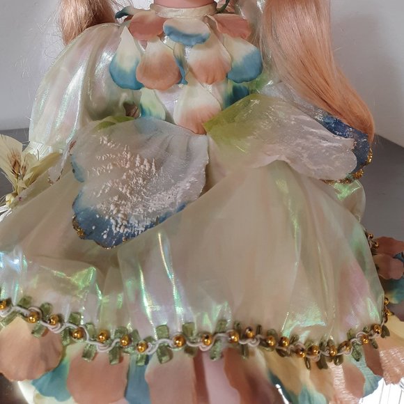 Porcelain lifelike baby doll in sitting position, displace, good condition. - Picture 3 of 6